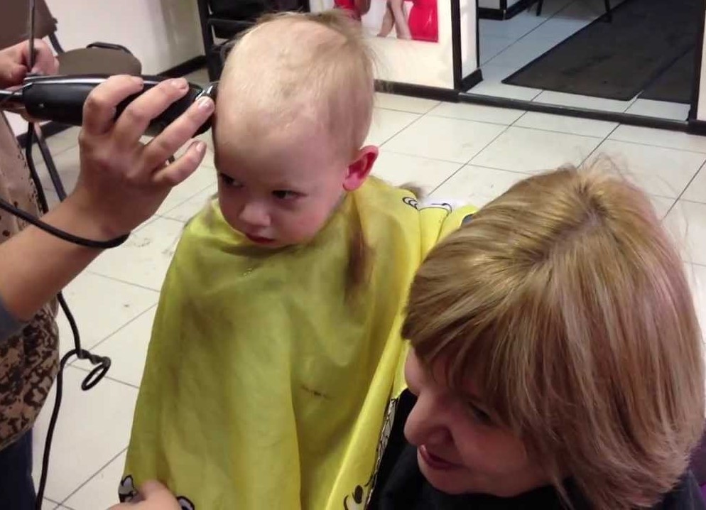 Надо ли подстригать ребенка в год налысо. нужно ли стричь ребёнка в год: суеверия, традиции и современные правила