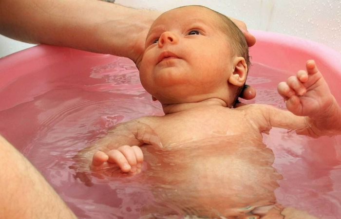 Марганцовка для купания новорожденных: правила использования