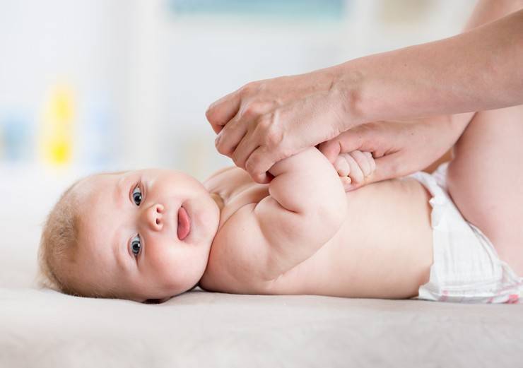 Зачем выкладывать новорожденного на животик – и как правильно