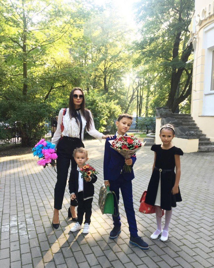 Модные образы на 1 сентября для девушек 9, 10, 11 классов - новости кирова и кировской области