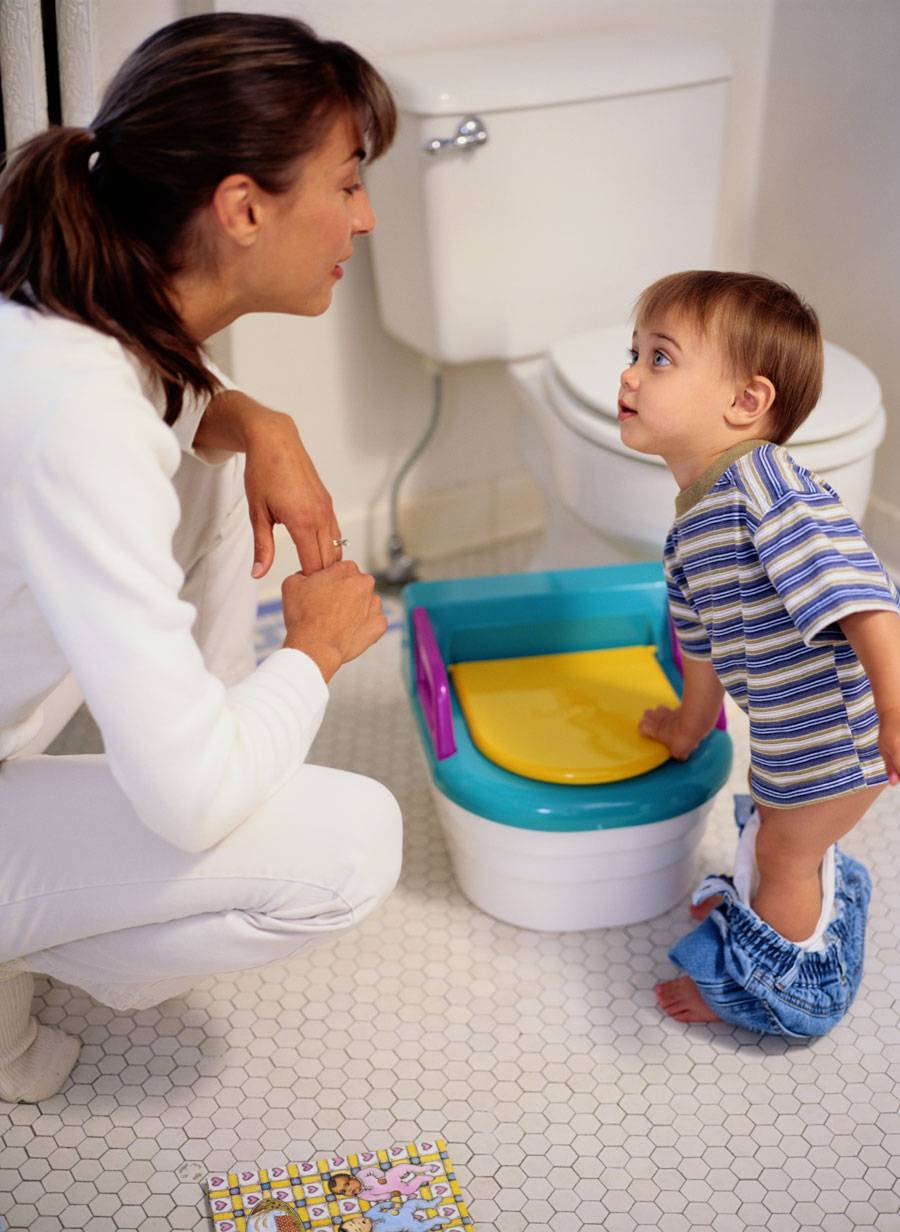 Ребенок писается днем. Приучить ребенка к унитазу. Приучение к унитазу ребенка. Дети в туалете. Ребенок на горшке.