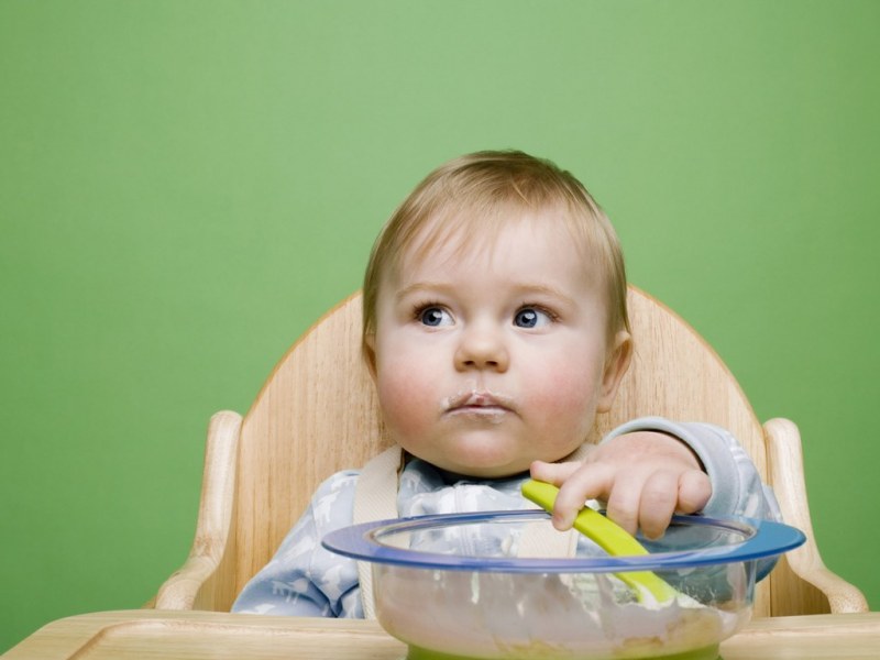 Ребенок не хочет пробовать новую еду: что делать?