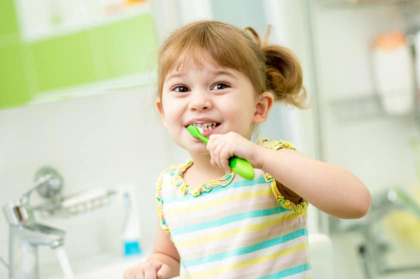 Когда и как чистить зубы грудному ребенку - средства по уходу за полостью рта у грудничка