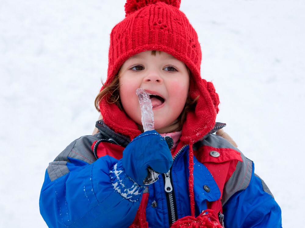 Как отучить ребенка есть снег: 8 действенных советов