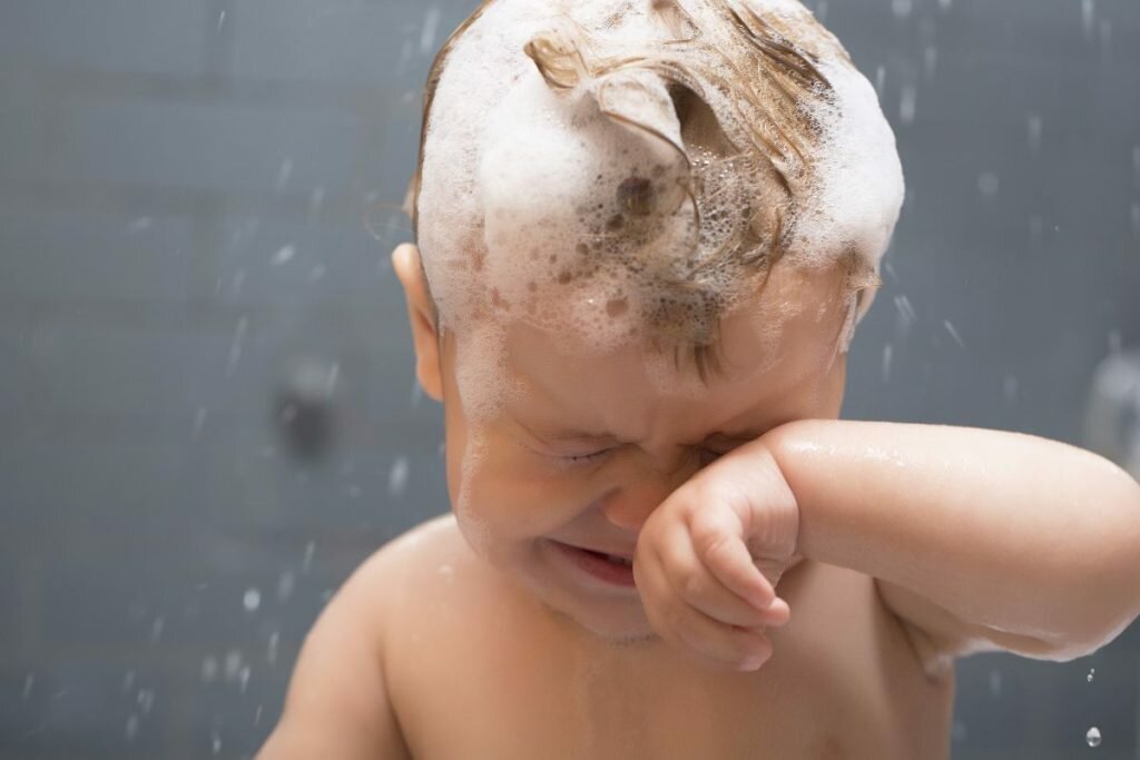 Почему ребёнок боится купаться в ванной?