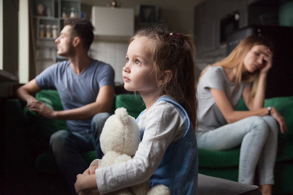 Последствия детства без родительской любви (и как с этим справиться)