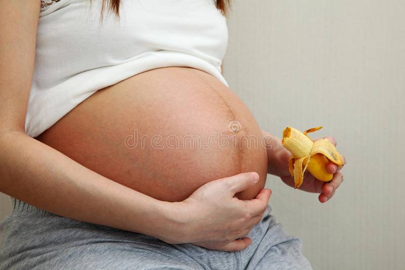 Бананы при беременности (11 фото): можно ли есть фрукт беременным? польза и вред употребления бананов на ранних и поздних сроках