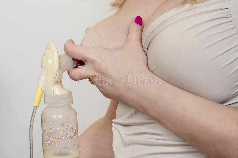 Как правильно сцеживать грудное молоко руками: техника самостоятельного сцеживания в бутылочку, как сцедить вручную.