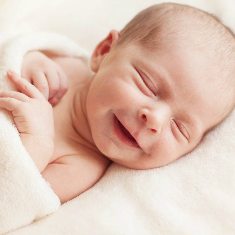 Когда новорожденный ребенок начинает осознанно улыбаться и смеяться?