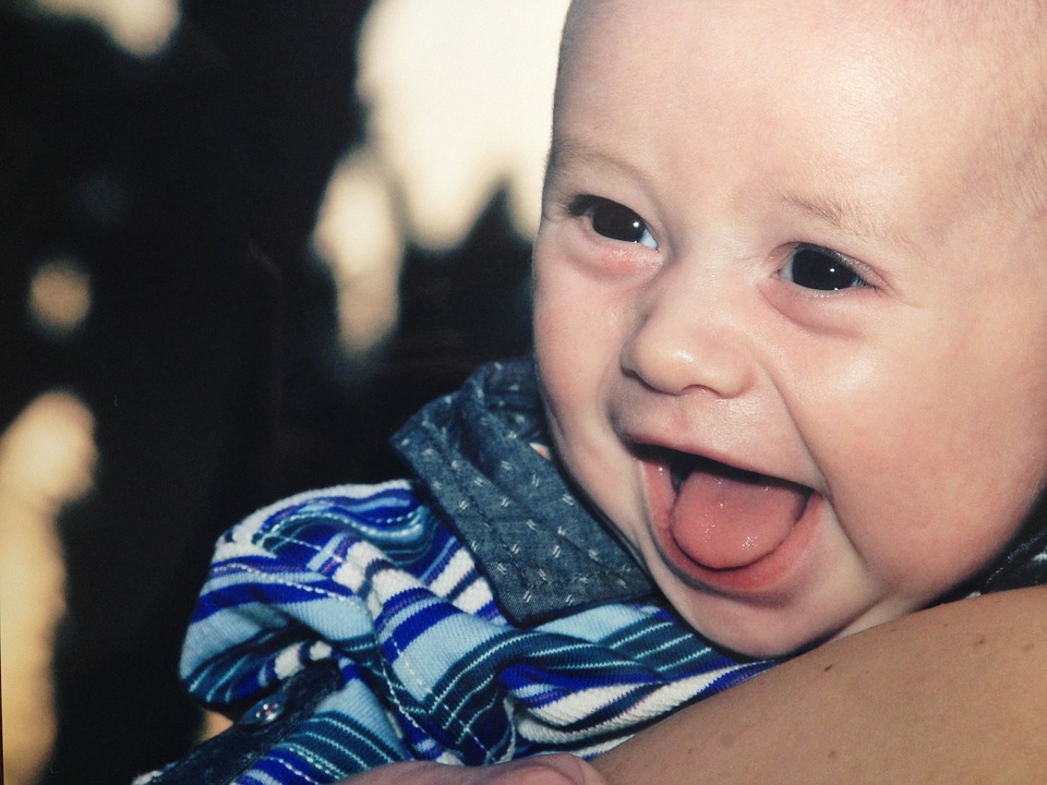 Когда ваш малыш начал осознанно вам улыбаться?
