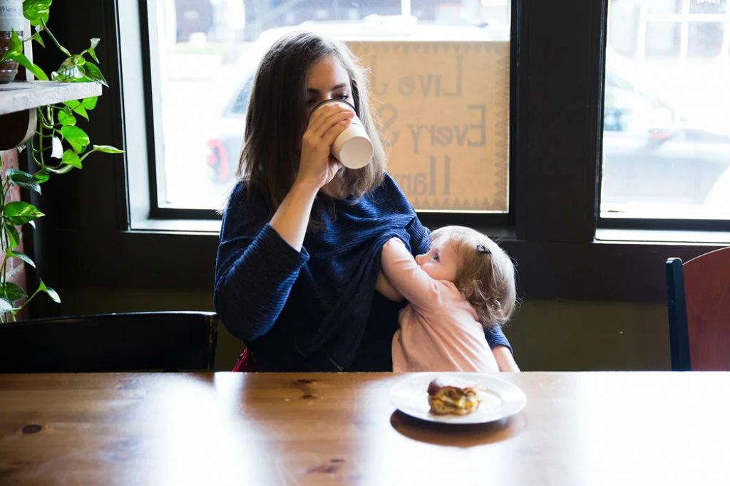 Мама кормит грудью, при этом пьёт кофе — это плохо? можно ли кормящим кофе – так ли безопасен напиток на самом деле?