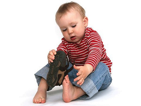 Как быстро научить ребенка самостоятельно одеваться в 2, 3 и 4 года? как научить ребенка завязывать шнурки и застегивать пуговицы?