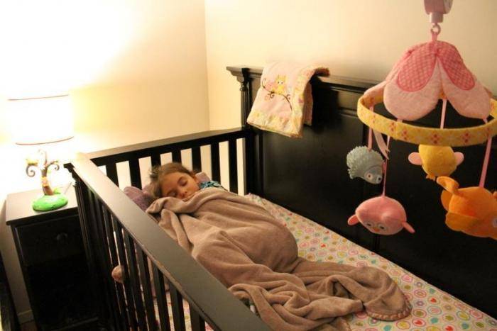 Как приучить ребенка спать отдельно? уловки умных родителей