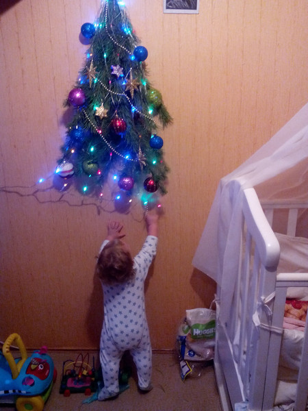Как украсить елку для маленького ребенка?