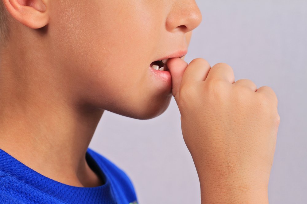 Как отучить ребенка сосать палец - топ 8 советов