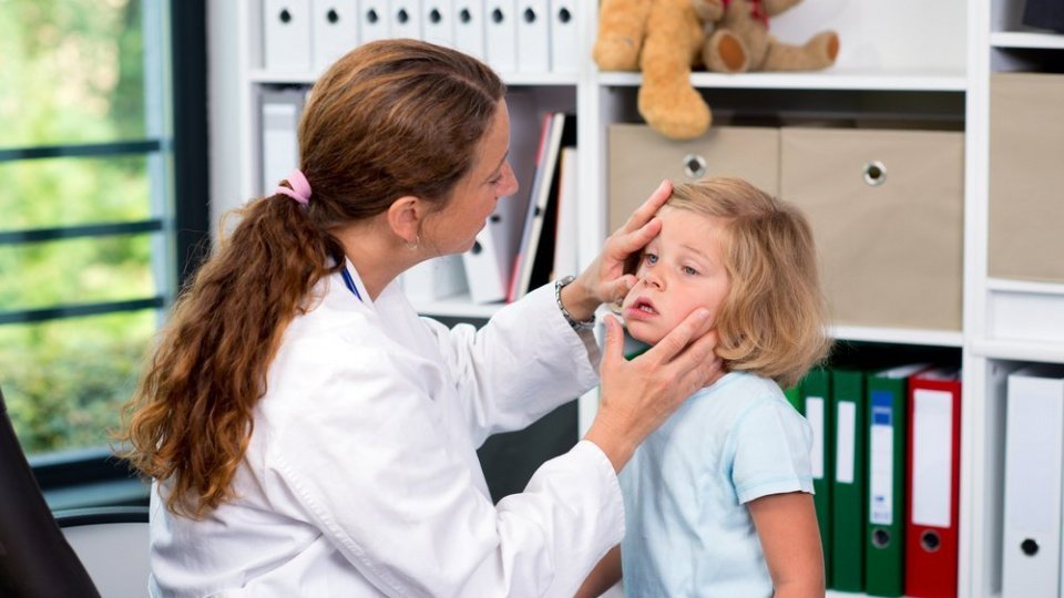 Чем лечить вирусный конъюнктивит у ребенка?