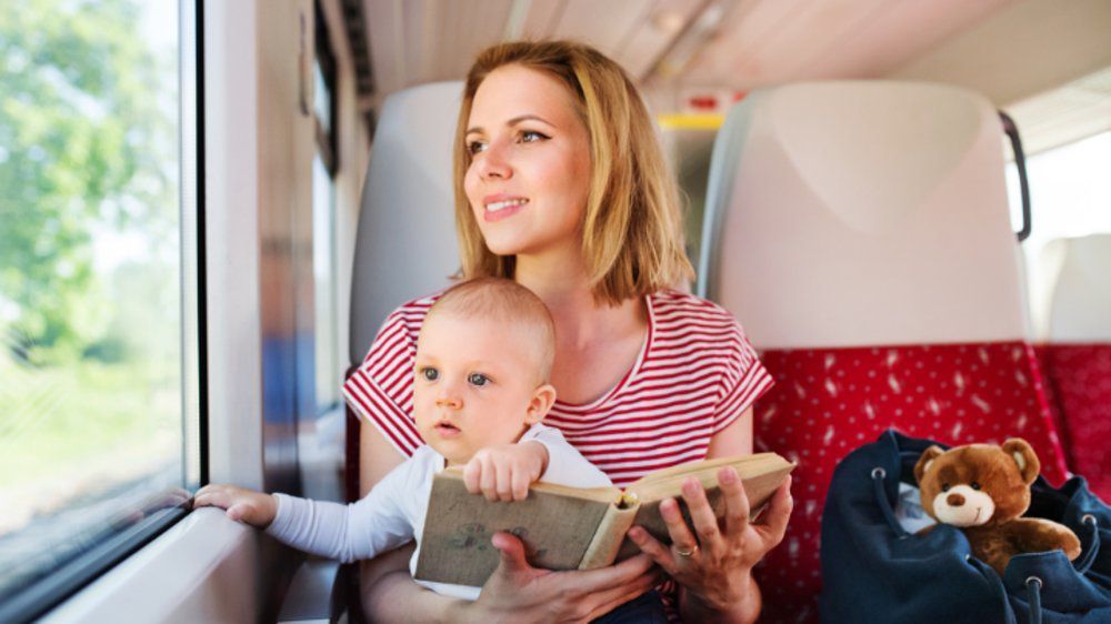В поезд с ребенком: путешествуем с детьми комфортно. что взять с собой из еды, игрушки для ребенка в поезде