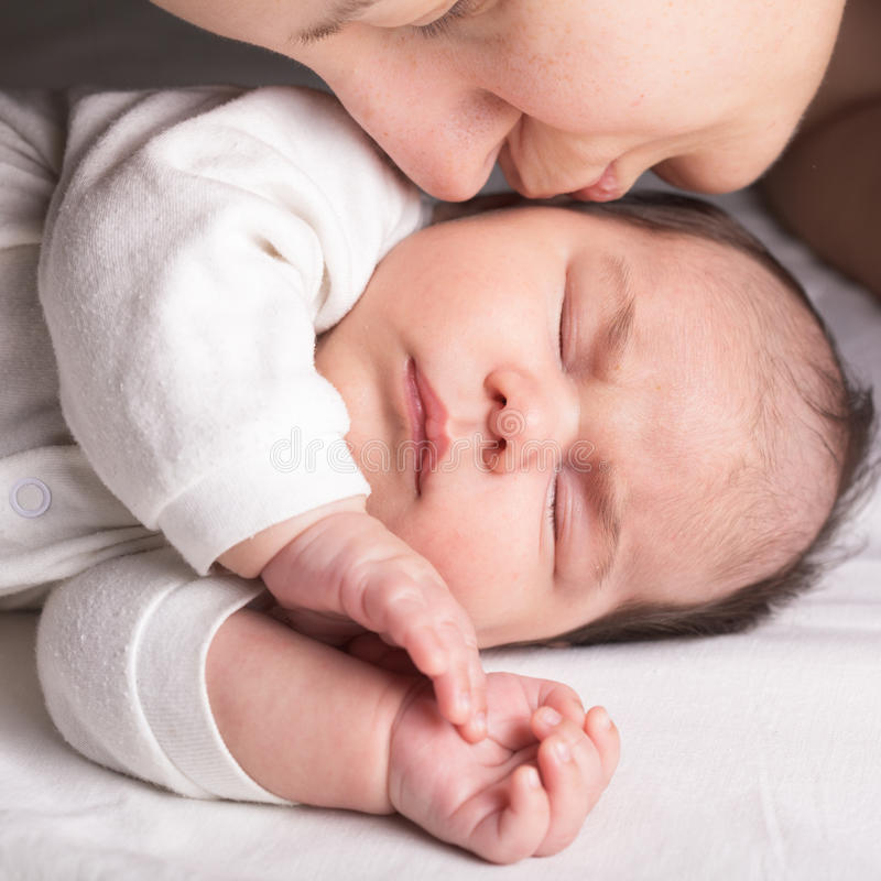 Как отучить ребёнка спать на руках?
