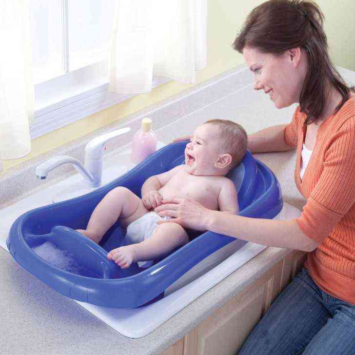 Какой должна быть температура воды для купания новорожденных?