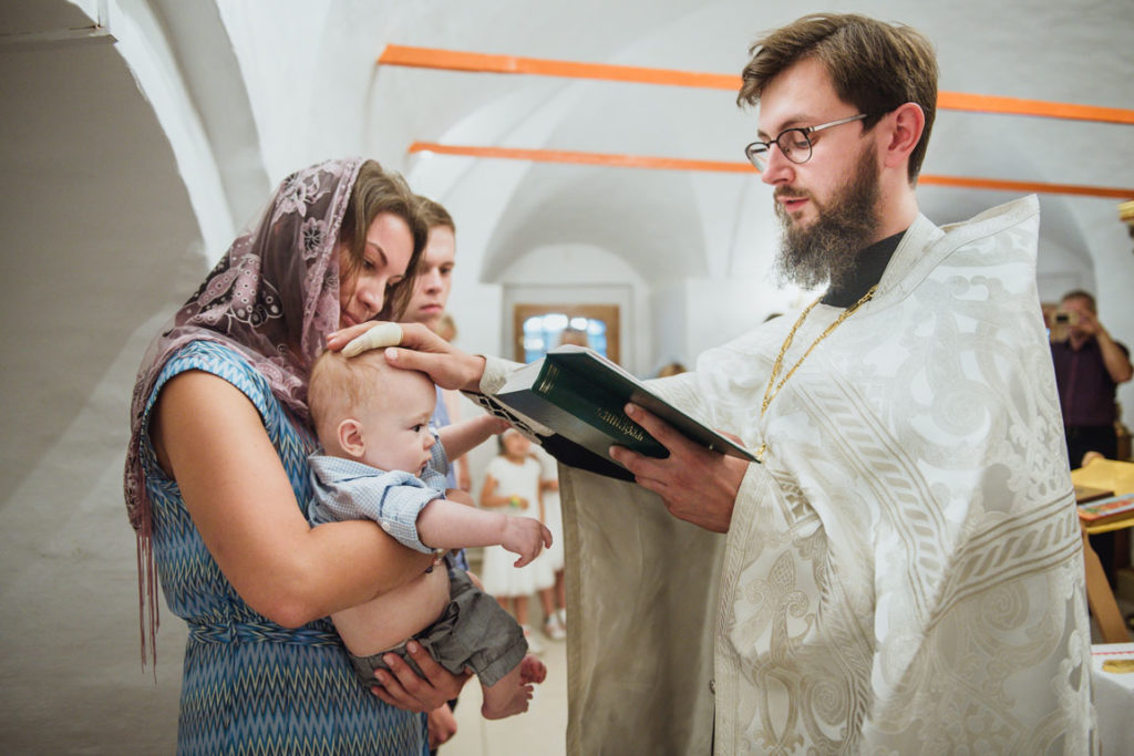 Крещение ребенка в церкви: что для этого нужно и как проходит