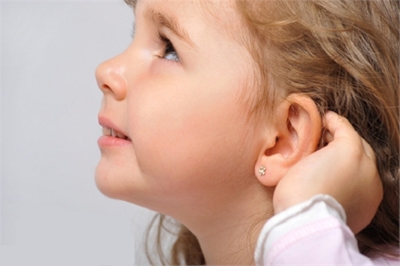 5 ЗА и ПРОТИВ прокалывания детских ушей: оптимальный возраст, время года и вид процедуры