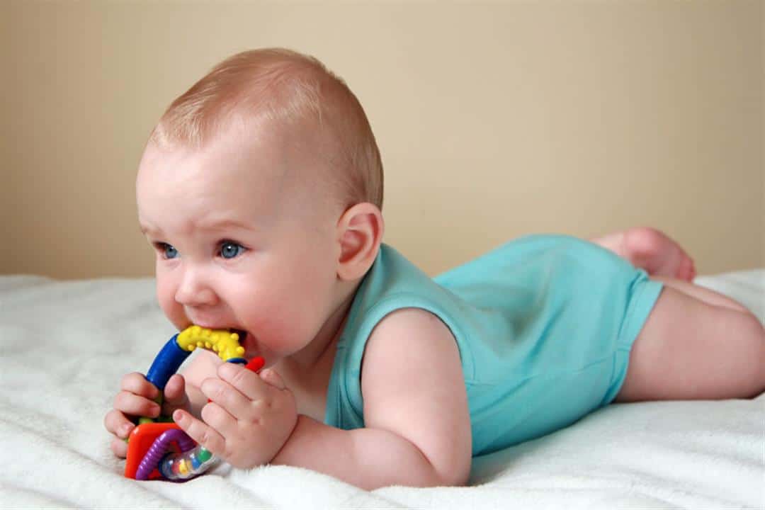 Что должен уметь ребенок в 10 месяцев: таблицы развития малыша
