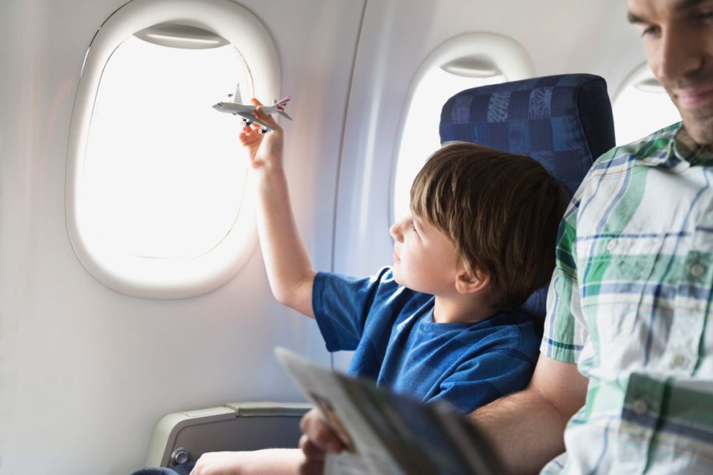 Перелет с грудничком на самолете: отдых с маленьким ребенком, выбор коляски для путешествий