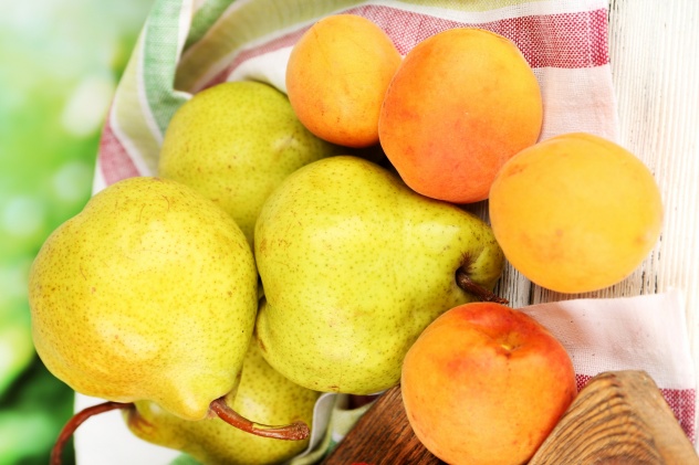 Персики при грудном вскармливании в первые месяцы - можно или нет