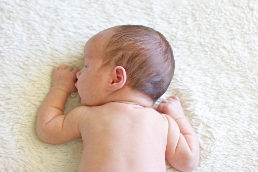 Выкладывание на живот новорожденного: когда и как