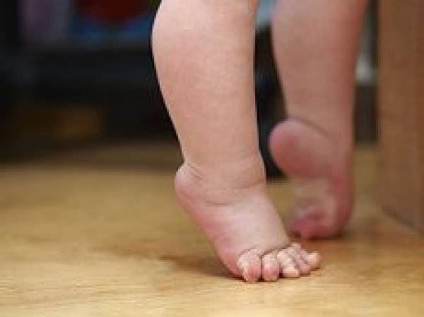 Фото у детей между ног