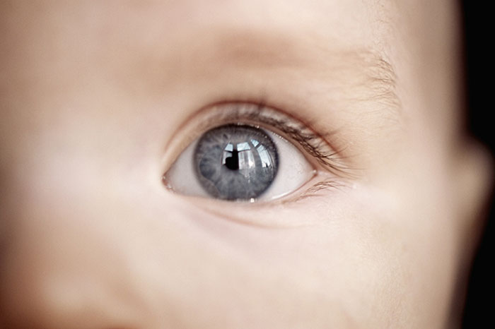 Когда меняется цвет глаз у новорожденного ребенка: причины изменений