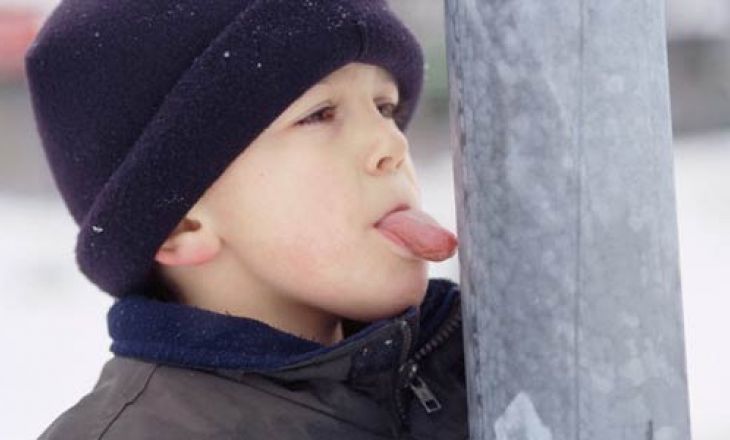 Что делать, если ребенок примерз языком к железу зимой: меры первой помощи - медработник