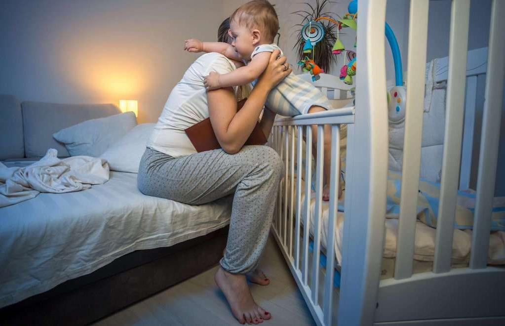Что делать, если ребёнок просыпается ночью с плачем