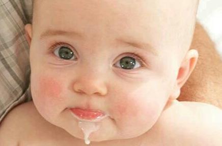 Почему новорожденный срыгивает фонтаном после кормления смесью