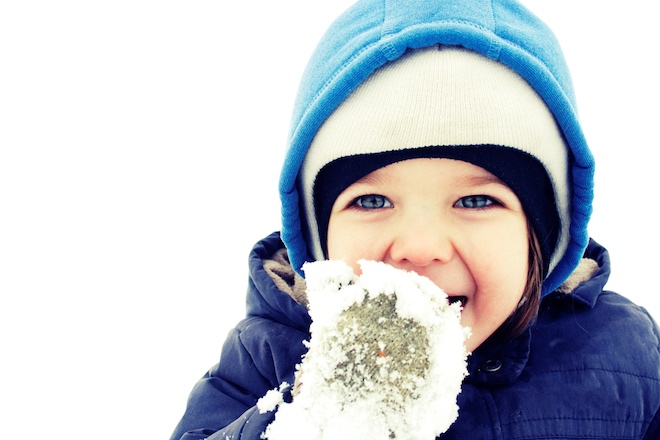 7 способов как отучить ребенка есть снег. так ли вреден снег, как о нем говорят?