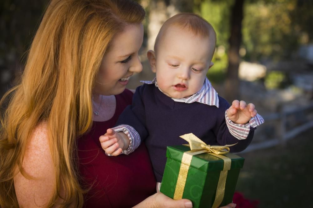 Подарок молодой маме — топ 140 идей на день рождения и другие поводы