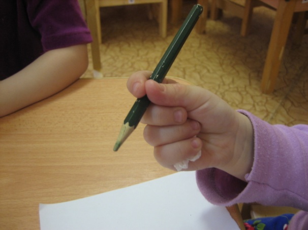 Как научить трехлетнего ребенка правильно держать карандаш