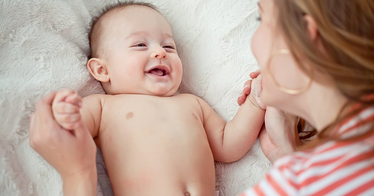 Во сколько младенец начинает смеяться в голос или когда ребёнок впервые смеётся вслух, а также причины первого веселья у грудничка и рекомендации родителям