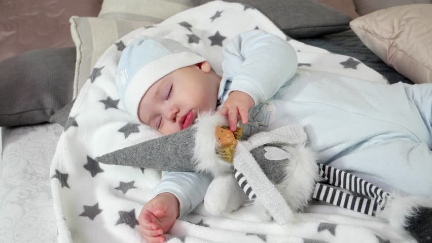 Новорожденный не спит: как уложить ребенка быстро?