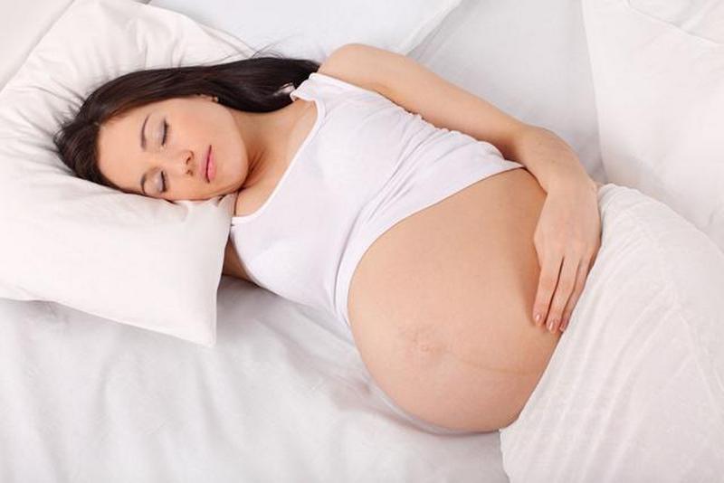 Можно ли новорожденному спать на спине или боку