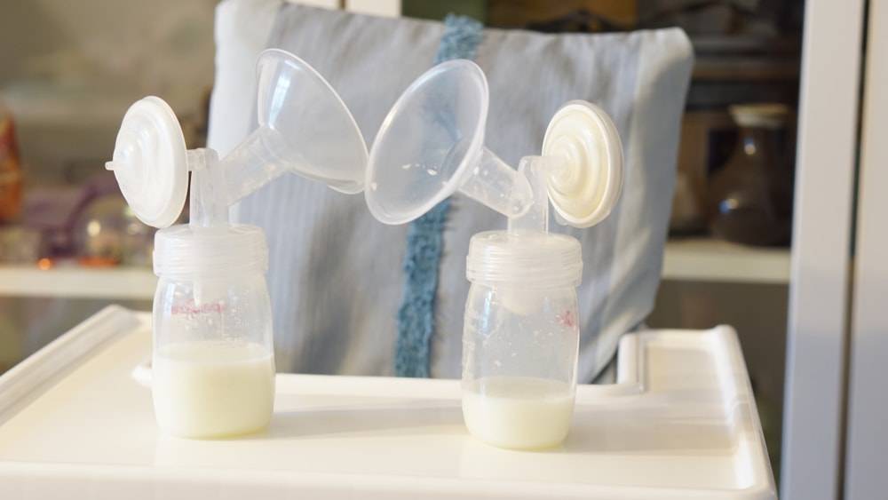 Учимся правильно сцеживать грудное молоко своими руками