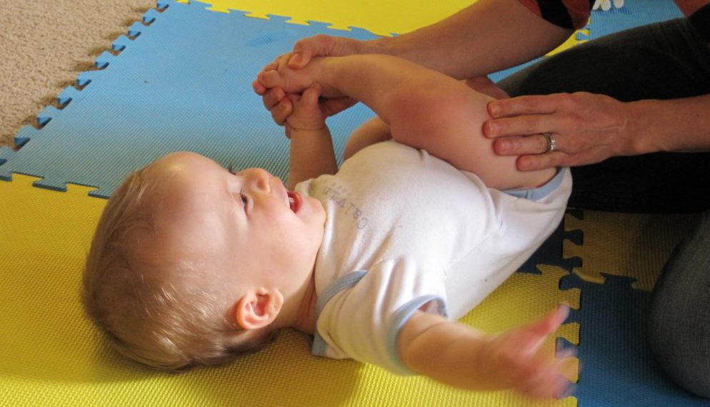 Как научить ребенка переворачиваться со спины на живот в 3 месяца видео