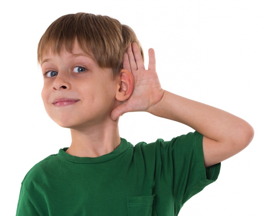 Ребенок слышит, но не понимает речь: почему и что делать