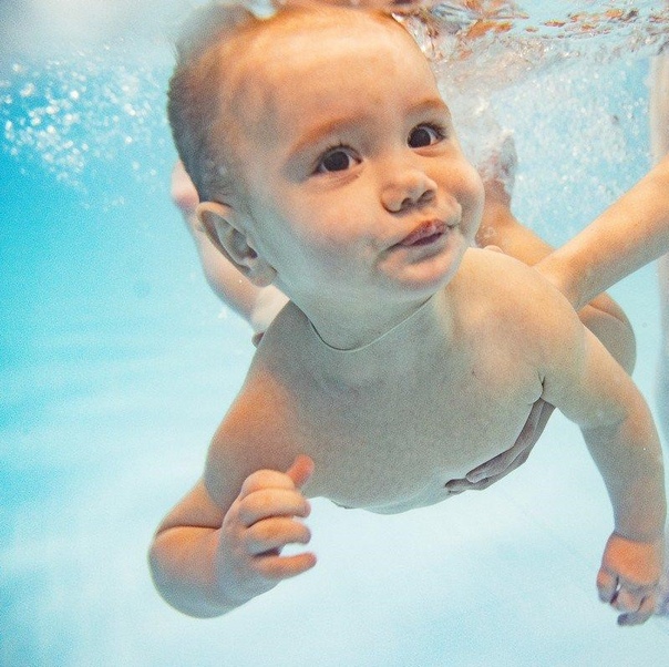Водная гимнастика для грудничков: польза и примеры упражнений для ванной