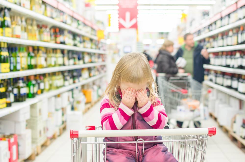 Если ребенок закатывает истерики – в магазине, на детском празднике, в гостях. ребенок устраивает истерику