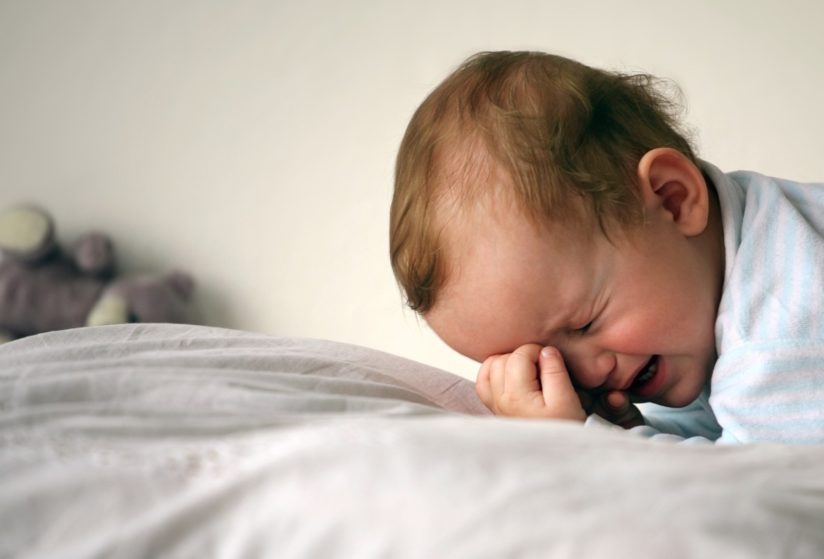 Ребенок 2 лет просыпается ночью и плачет: что делать? ребенку приснился плохой сон