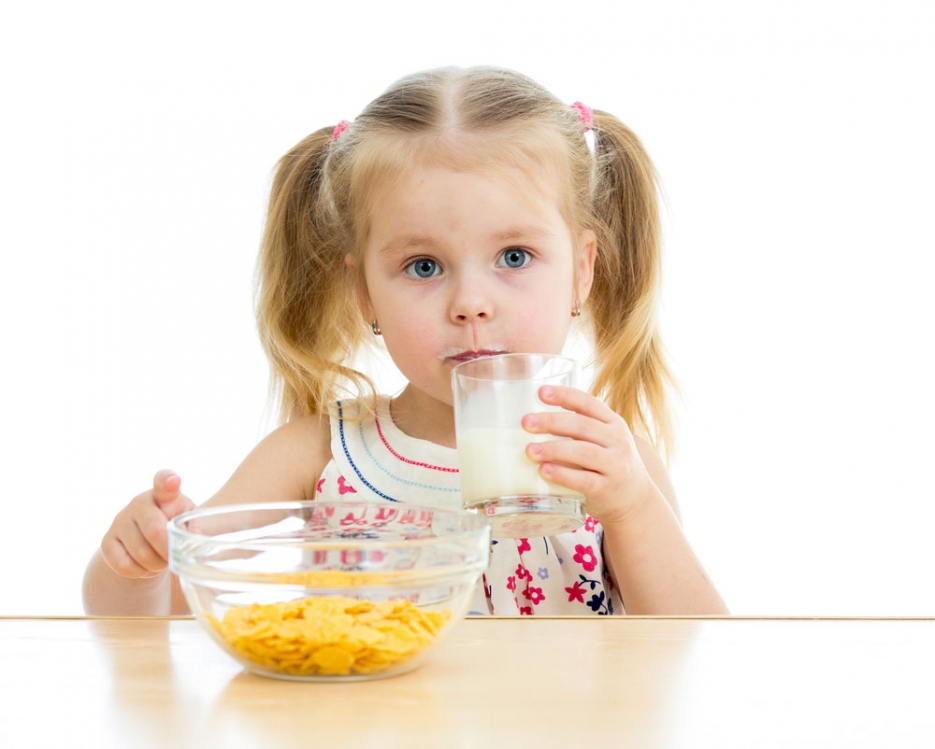 С какого возраста можно давать коровье молоко ребенку? аллергия у маленьких детей на коровий белок, со скольки месяцев давать