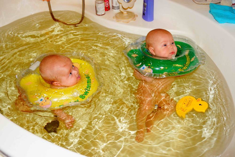 Как использовать плавательный круг для купания новорожденных