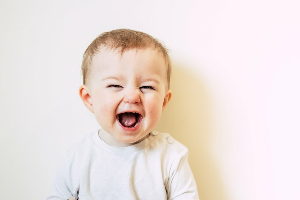 Когда ребенок начинает улыбаться: улыбается ли новорожденный неосознанно, причины улыбки во сне, во сколько месяцев и в каком возрасте может улыбаться грудничок