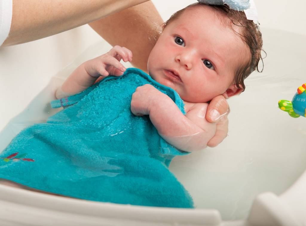 Можно ли купать ребенка при насморке без температуры, но с кашлем?